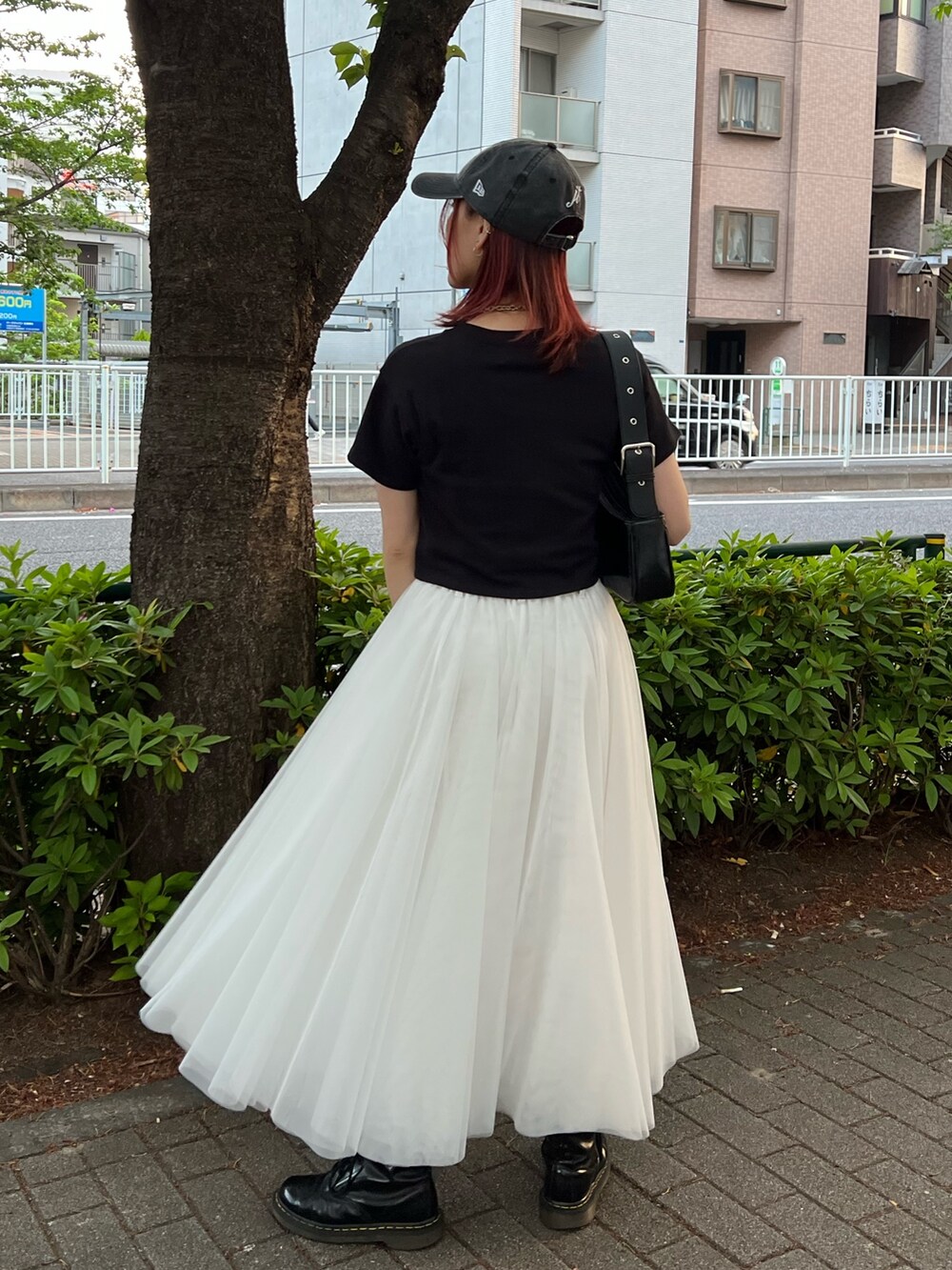 ブラック系のTシャツ/カットソー、ホワイト系のスカート、ブラック系のハンドバッグを着用したレディースの夏コーディネートの3枚目の写真