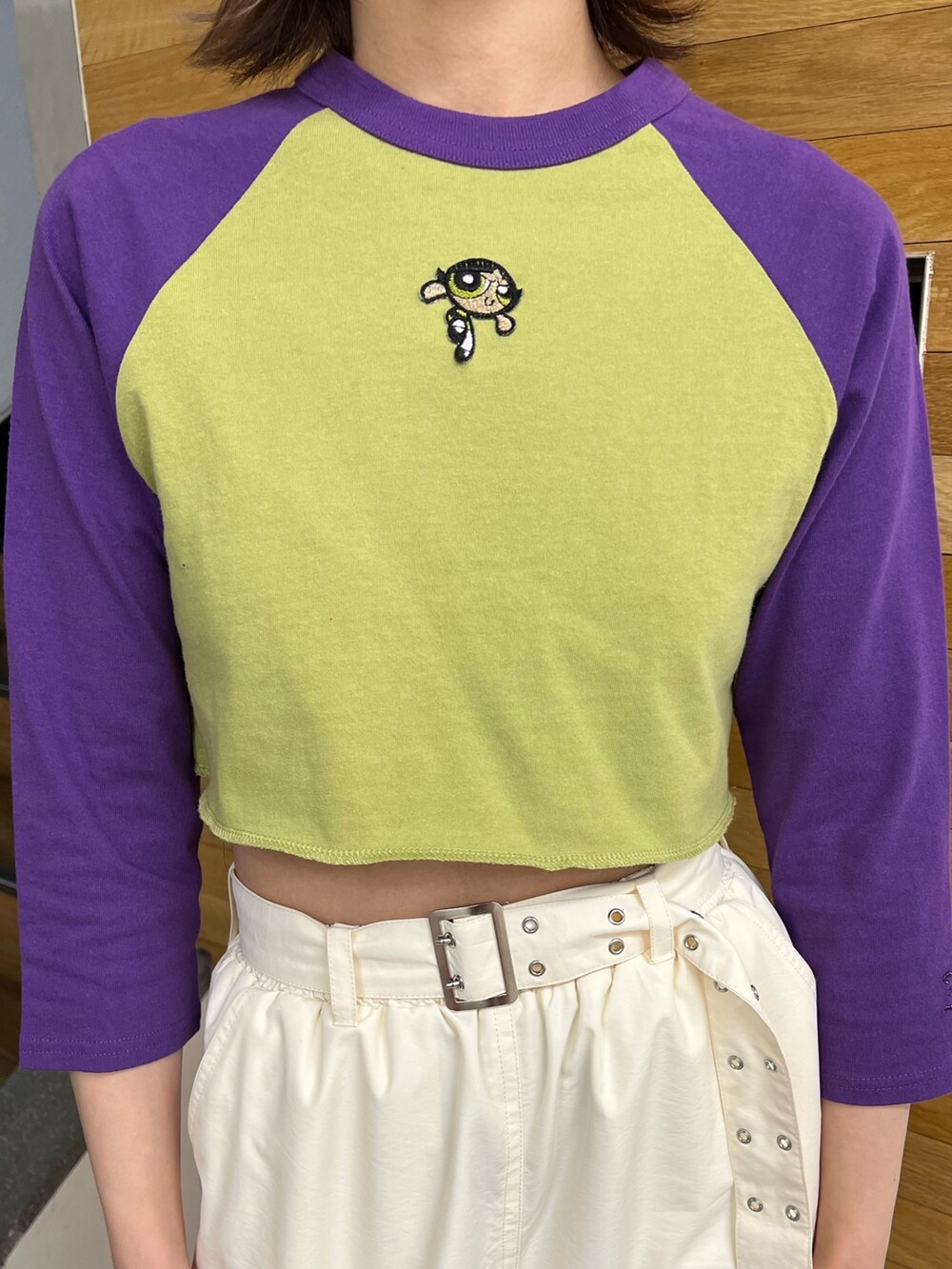 グリーン系のTシャツ/カットソー、ホワイト系のその他パンツ、ブラック系のその他シューズを着用したレディースの冬コーディネートの6枚目の写真