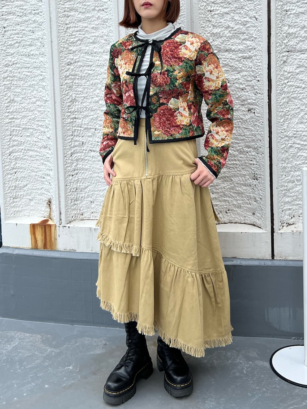 ブルー系のノーカラージャケット、ホワイト系のスカート、シルバー系のTシャツ/カットソーを着用したレディースの春コーディネートの8枚目の写真