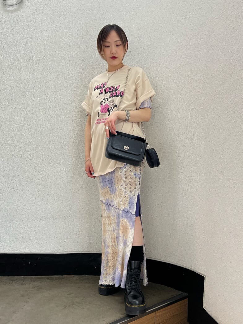 ブラック系のハンドバッグ、パープル系のワンピース、ブラック系のその他シューズを着用したレディースの夏コーディネートの2枚目の写真