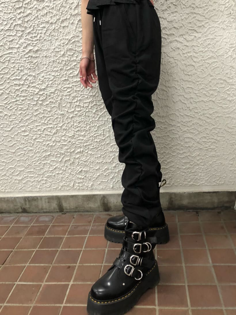 ブラック系のブーツ、ブラック系のシャツ/ブラウス、ブラック系のその他パンツを着用したレディースの夏コーディネートの8枚目の写真