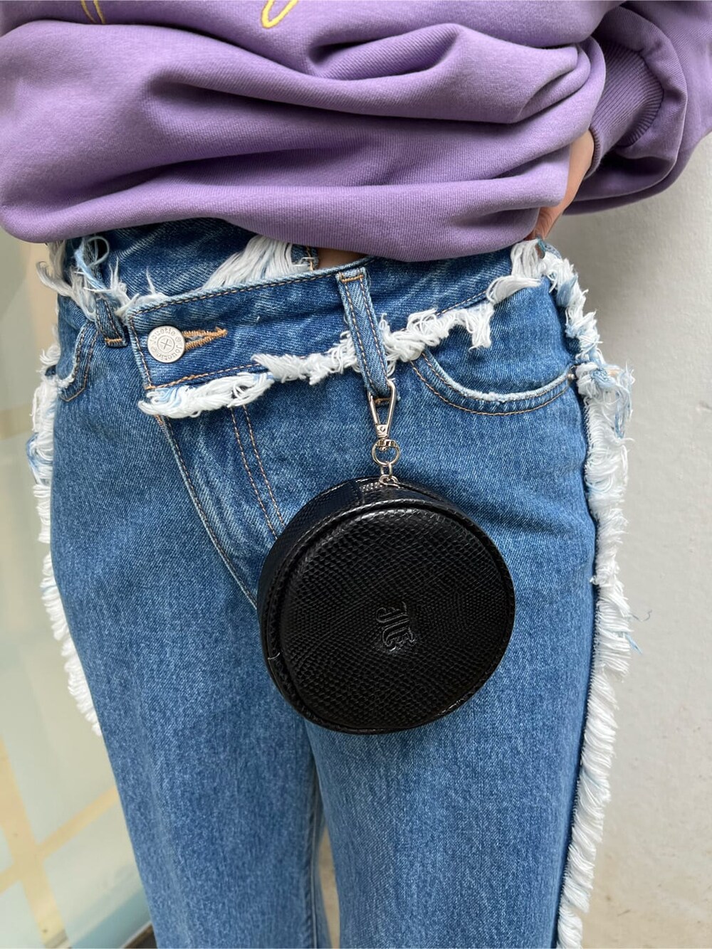 ホワイト系のTシャツ/カットソー、ブラック系のハンドバッグ、ブルー系のデニムパンツを着用したレディースの夏コーディネートの10枚目の写真