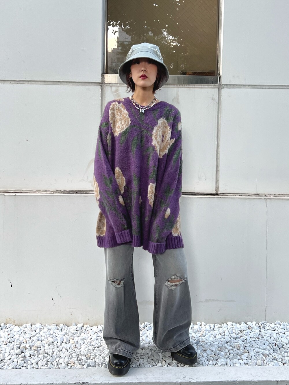 ブラック系のデニムパンツ、パープル系のニット/セーターを着用したレディースの秋コーディネートの10枚目の写真