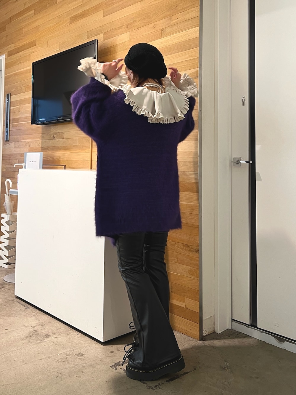 ホワイト系のシャツ/ブラウス、パープル系のカーディガン/ボレロ、ブラック系のデニムパンツを着用したレディースの冬コーディネートの3枚目の写真