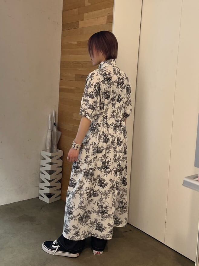 ホワイト系のワンピース、ブラック系のその他パンツ、ホワイト系のブレスレットを着用したレディースの夏コーディネートの3枚目の写真