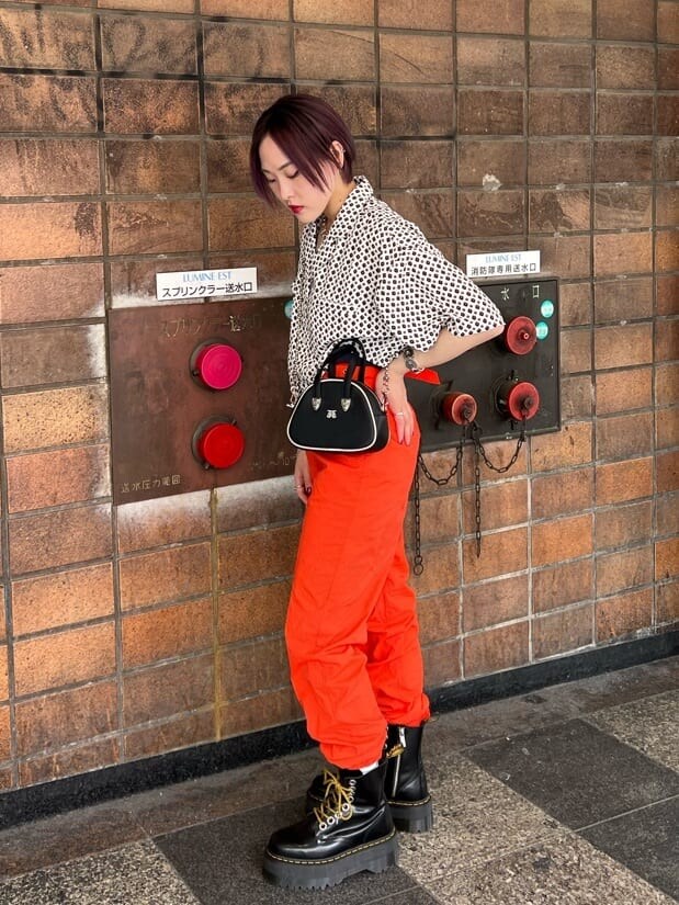 ホワイト系のシャツ/ブラウス、ブラック系のその他シューズ、ブラック系のボストンバッグを着用したレディースの夏コーディネートの2枚目の写真