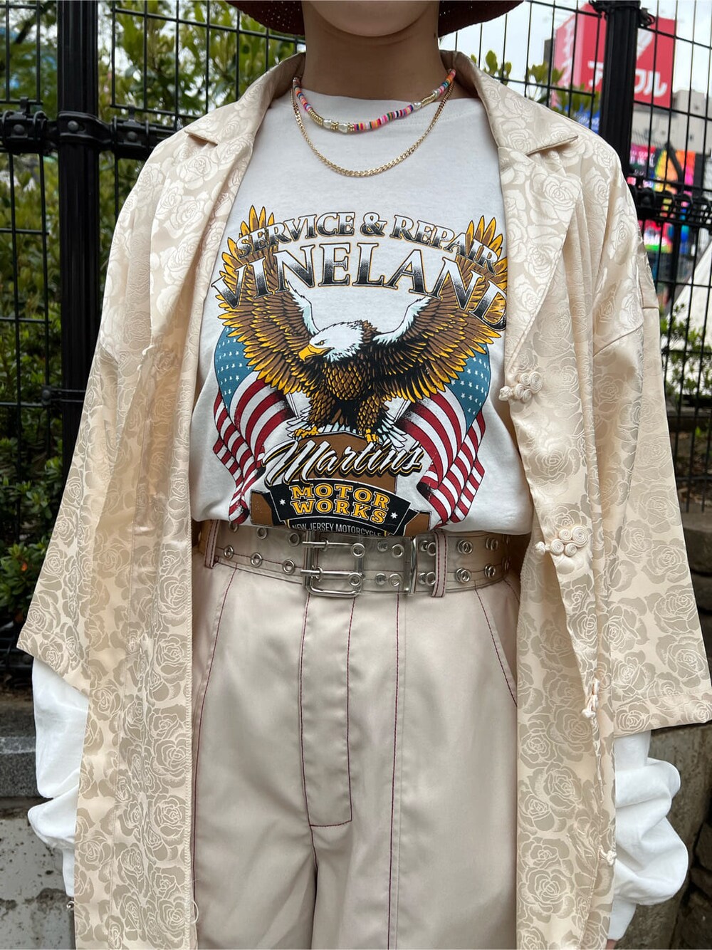 ホワイト系のスラックス、ホワイト系のシャツ/ブラウス、ホワイト系のTシャツ/カットソーを着用したレディースの春コーディネートの6枚目の写真