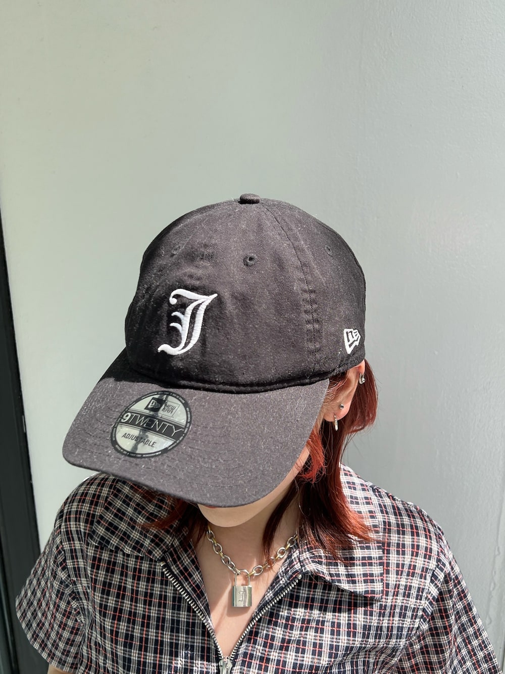 ブラック系のシャツ/ブラウス、ブラック系のボストンバッグ、ブラック系のスカートを着用したレディースの春コーディネートの9枚目の写真