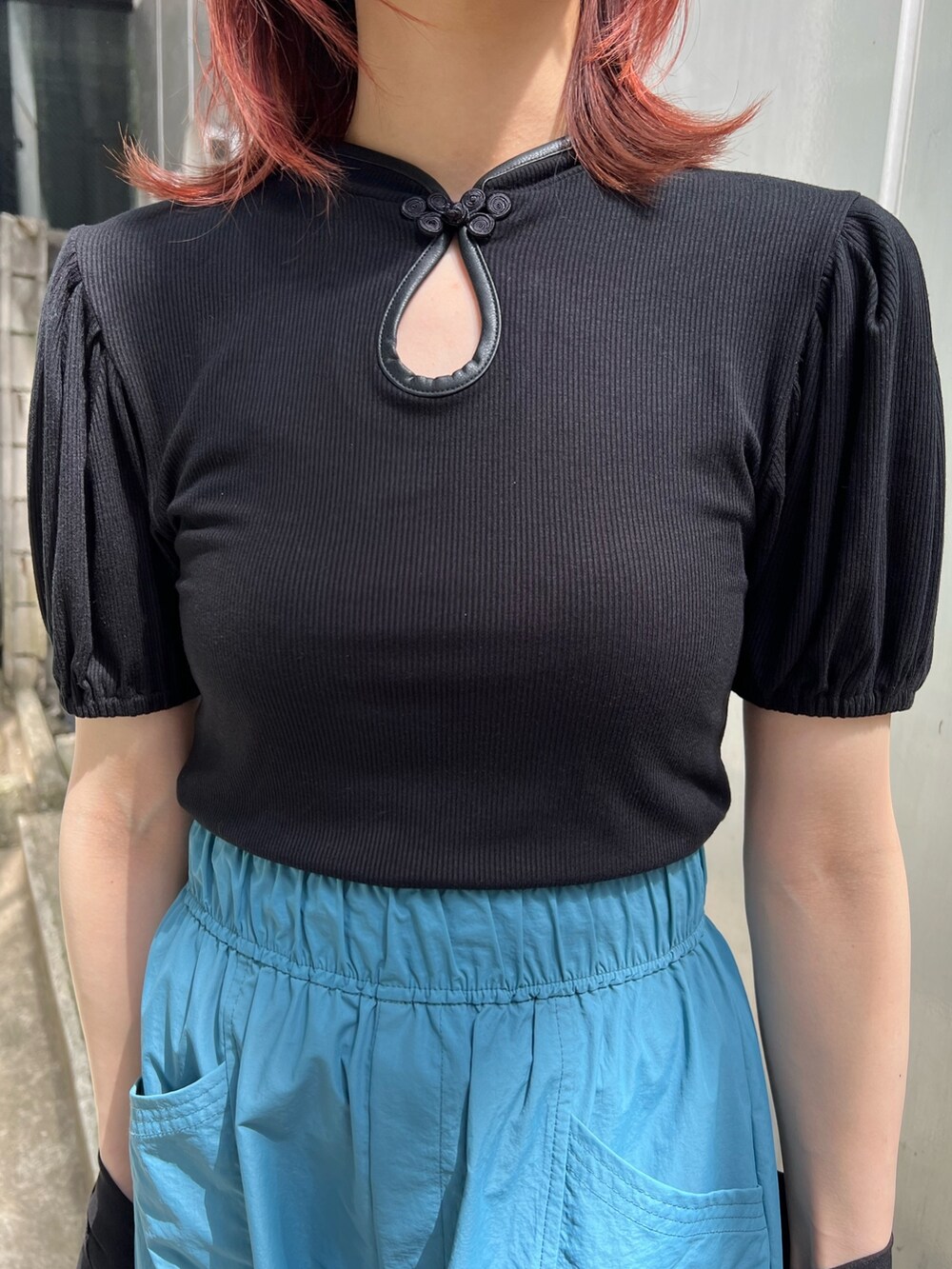 ブラック系のTシャツ/カットソー、ブラック系のテーラードジャケット、ブルー系のカーゴパンツを着用したレディースの夏コーディネートの8枚目の写真