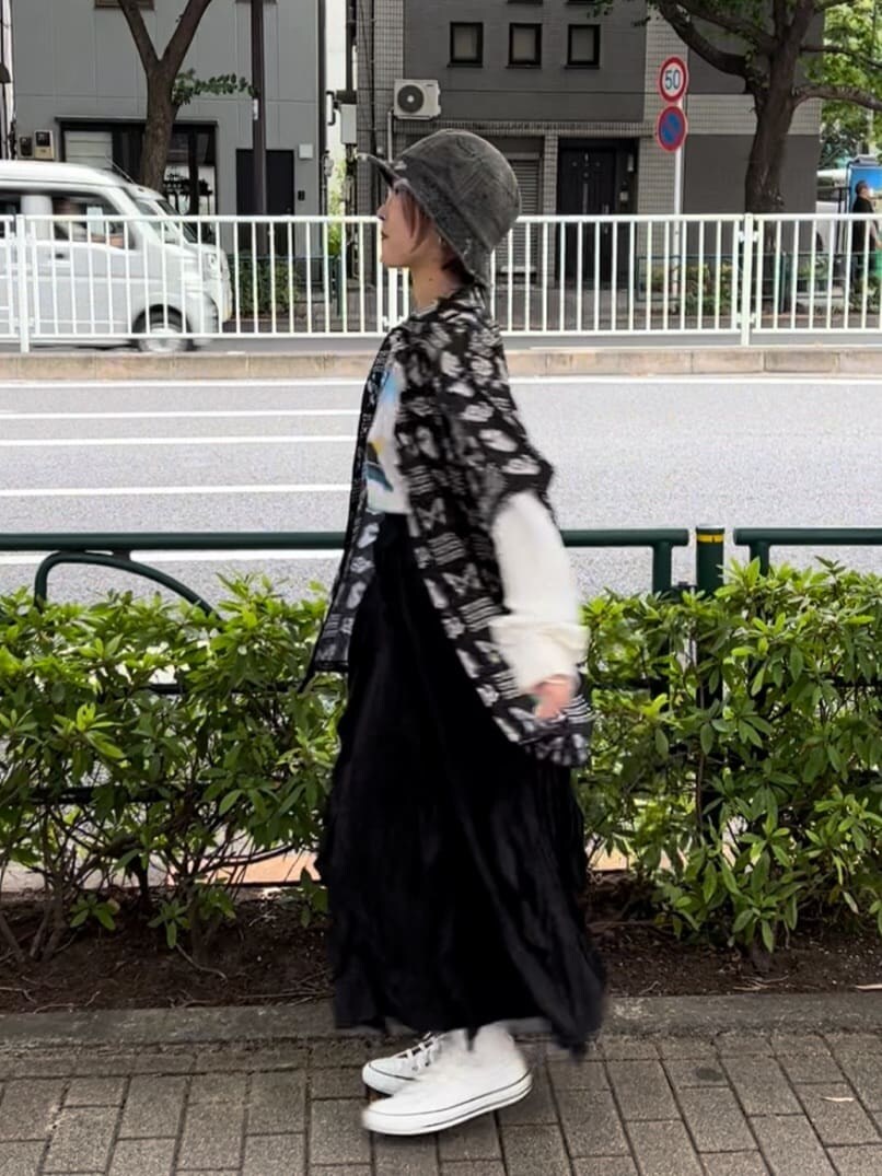 ブラック系のワンピース、ホワイト系のTシャツ/カットソー、グリーン系のキャミソールを着用したレディースの秋コーディネートの2枚目の写真