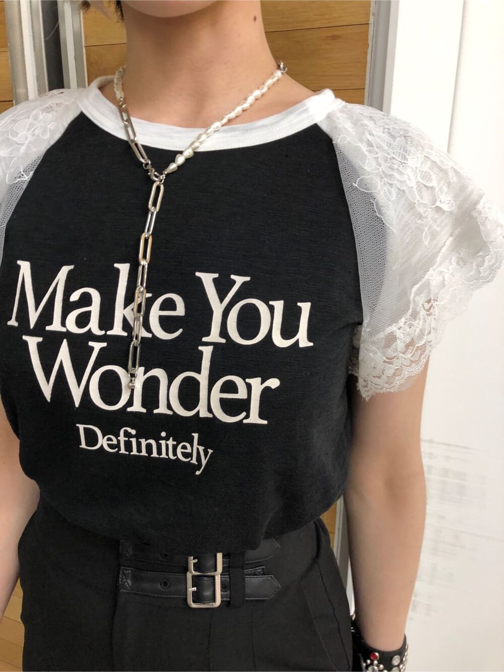 ブラック系のTシャツ/カットソー、ブラック系のハンドバッグ、ブラック系のその他パンツを着用したレディースの夏コーディネートの8枚目の写真