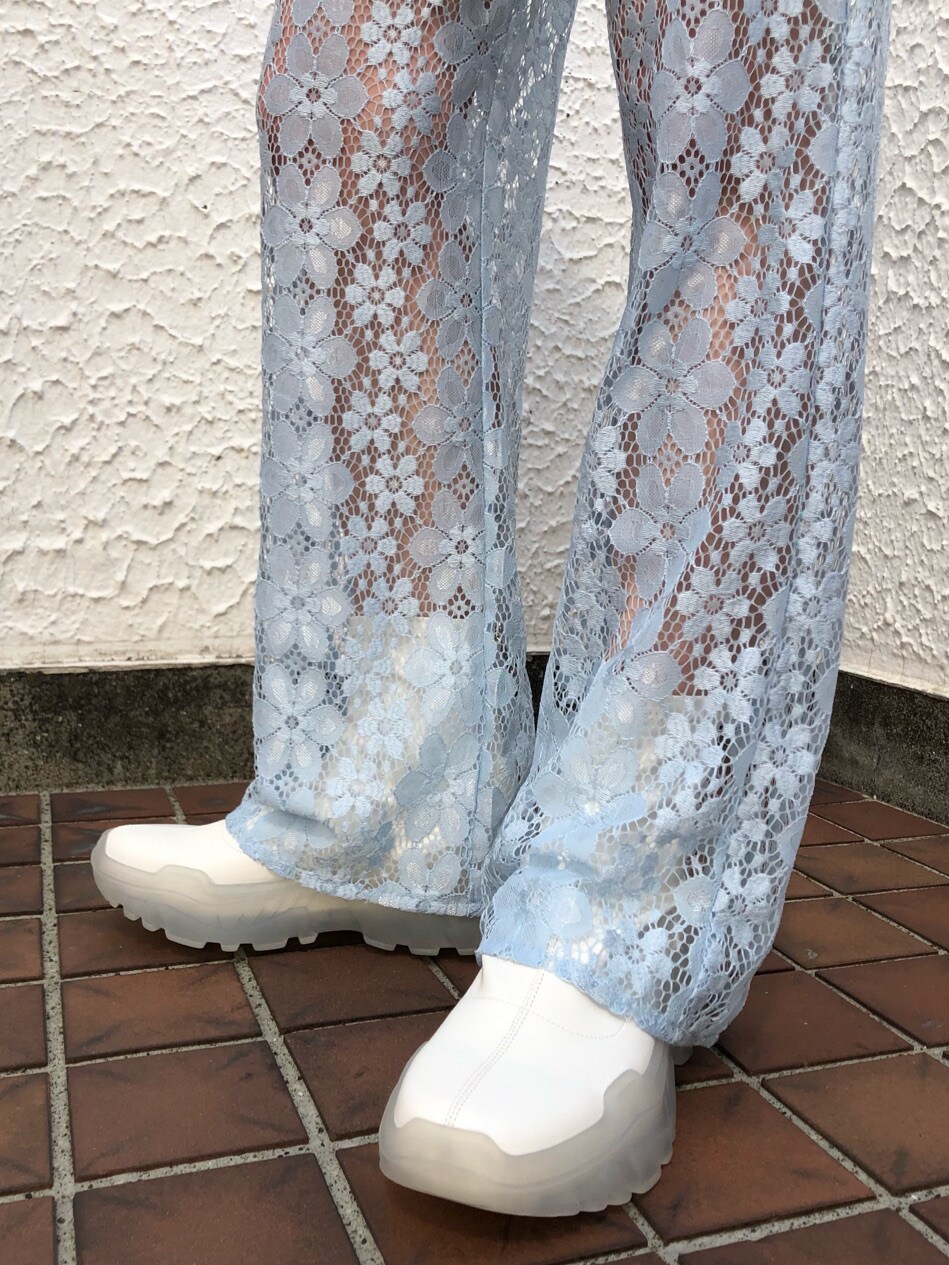 ホワイト系のブーツ、ブルー系のシャツ/ブラウス、ホワイト系のTシャツ/カットソーを着用したレディースの春コーディネートの8枚目の写真