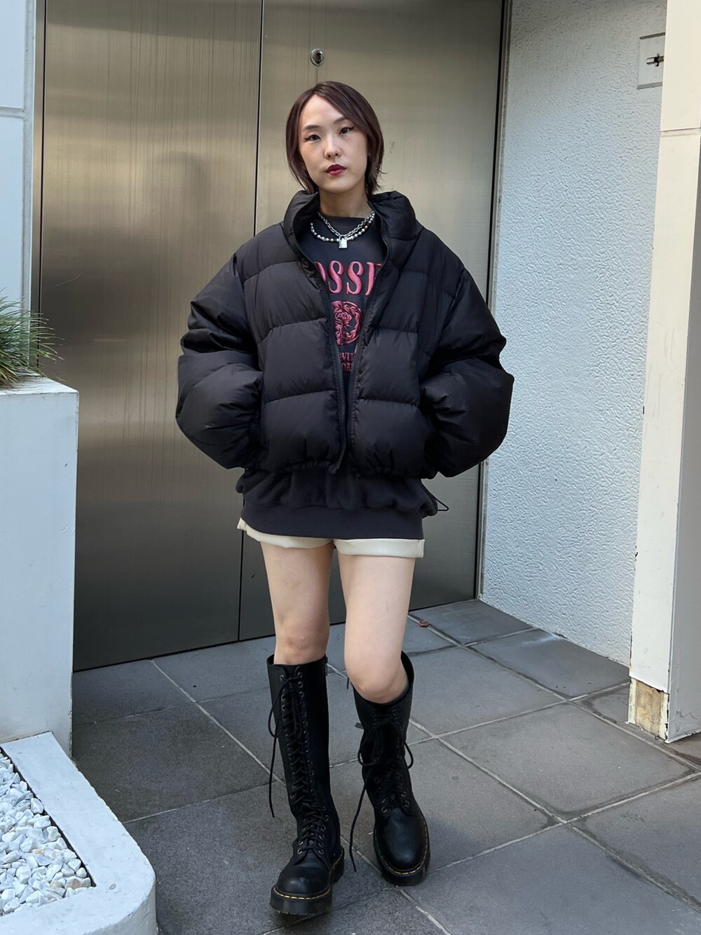 ブラック系のブルゾン、ブラック系のスウェット、ホワイト系のその他パンツを着用したレディースの冬コーディネートの10枚目の写真