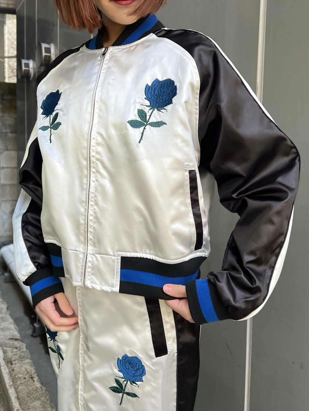 ホワイト系のスカジャン、ホワイト系のスカート、ブラック系のシャツ/ブラウスを着用したレディースの冬コーディネートの5枚目の写真