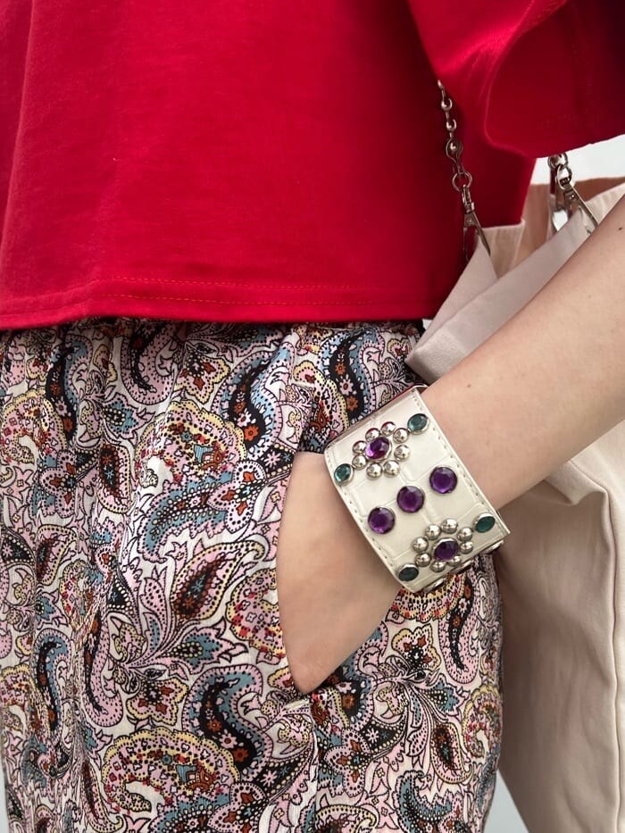 ホワイト系のトートバッグ、ブラック系のその他シューズ、レッド系のTシャツ/カットソーを着用したレディースの春コーディネートの10枚目の写真