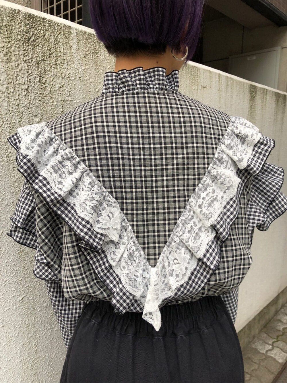 ブラック系のシャツ/ブラウス、ブラック系のスカート、ブラック系のライダースジャケットを着用したレディースの冬コーディネートの8枚目の写真