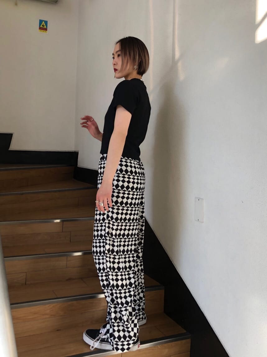 ブラック系のTシャツ/カットソー、その他のその他パンツを着用したレディースの春コーディネートの3枚目の写真