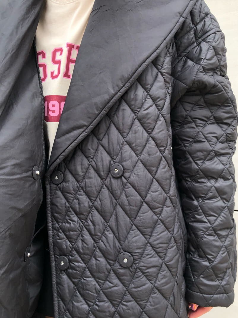 ホワイト系のTシャツ/カットソー、ブラック系のその他アウターを着用したレディースの秋コーディネートの7枚目の写真