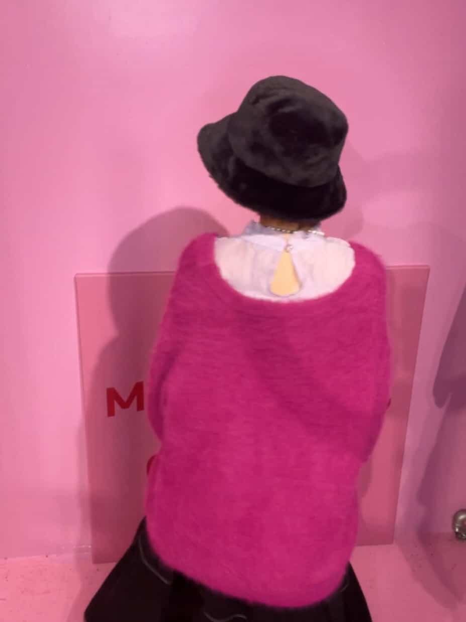 ブラック系のワンピース、パープル系のシャツ/ブラウス、ピンク系のカーディガン/ボレロを着用したレディースの秋コーディネートの4枚目の写真