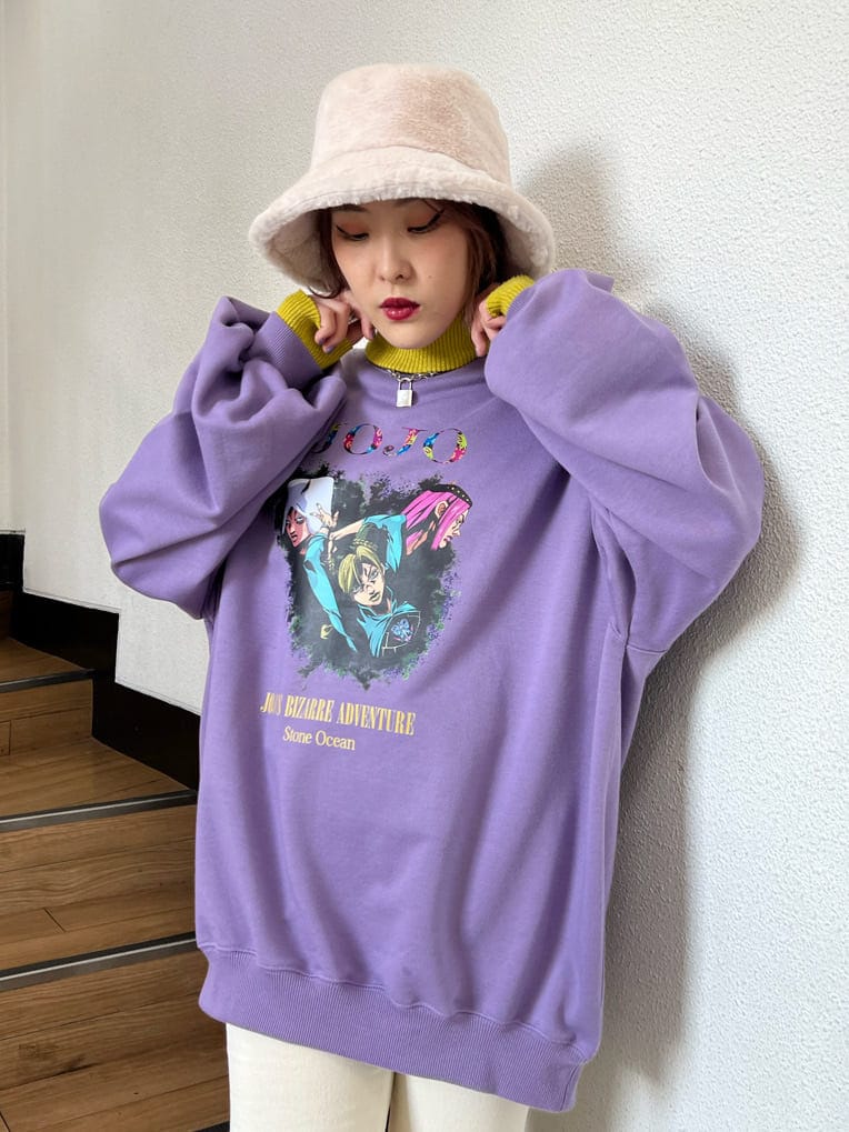 イエロー系のニット/セーター、パープル系のスウェット、ホワイト系のその他パンツを着用したレディースの秋コーディネートの5枚目の写真