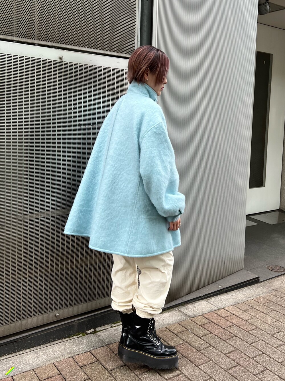 ブルー系のその他アウター、ホワイト系のその他パンツ、ブラック系のブーツを着用したレディースの秋コーディネートの4枚目の写真