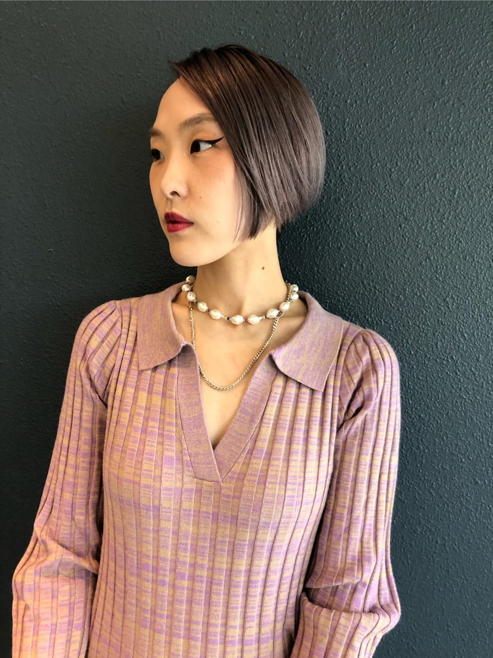 ブラウン系のブーツ、ホワイト系のデニムジャケット、パープル系のワンピースを着用したレディースの夏コーディネートの6枚目の写真