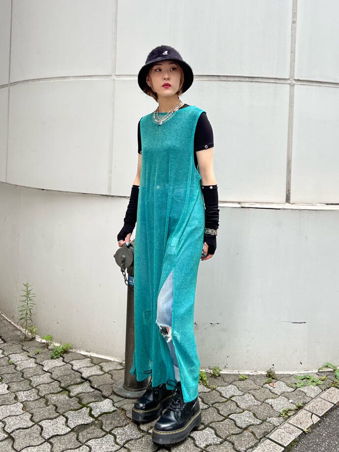 ブラック系のブーツ、ブルー系のデニムパンツ、ブラック系のTシャツ/カットソーを着用したレディースの夏コーディネートの3枚目の写真