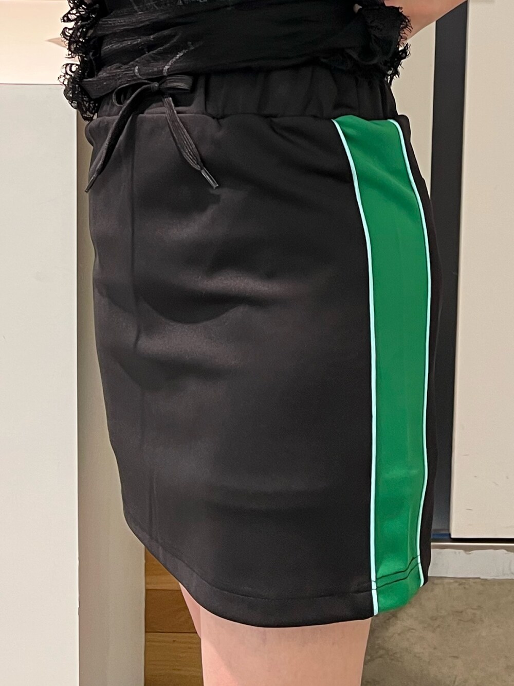 ブラック系のワンピース、ブラック系のスカートを着用したレディースの春コーディネートの10枚目の写真