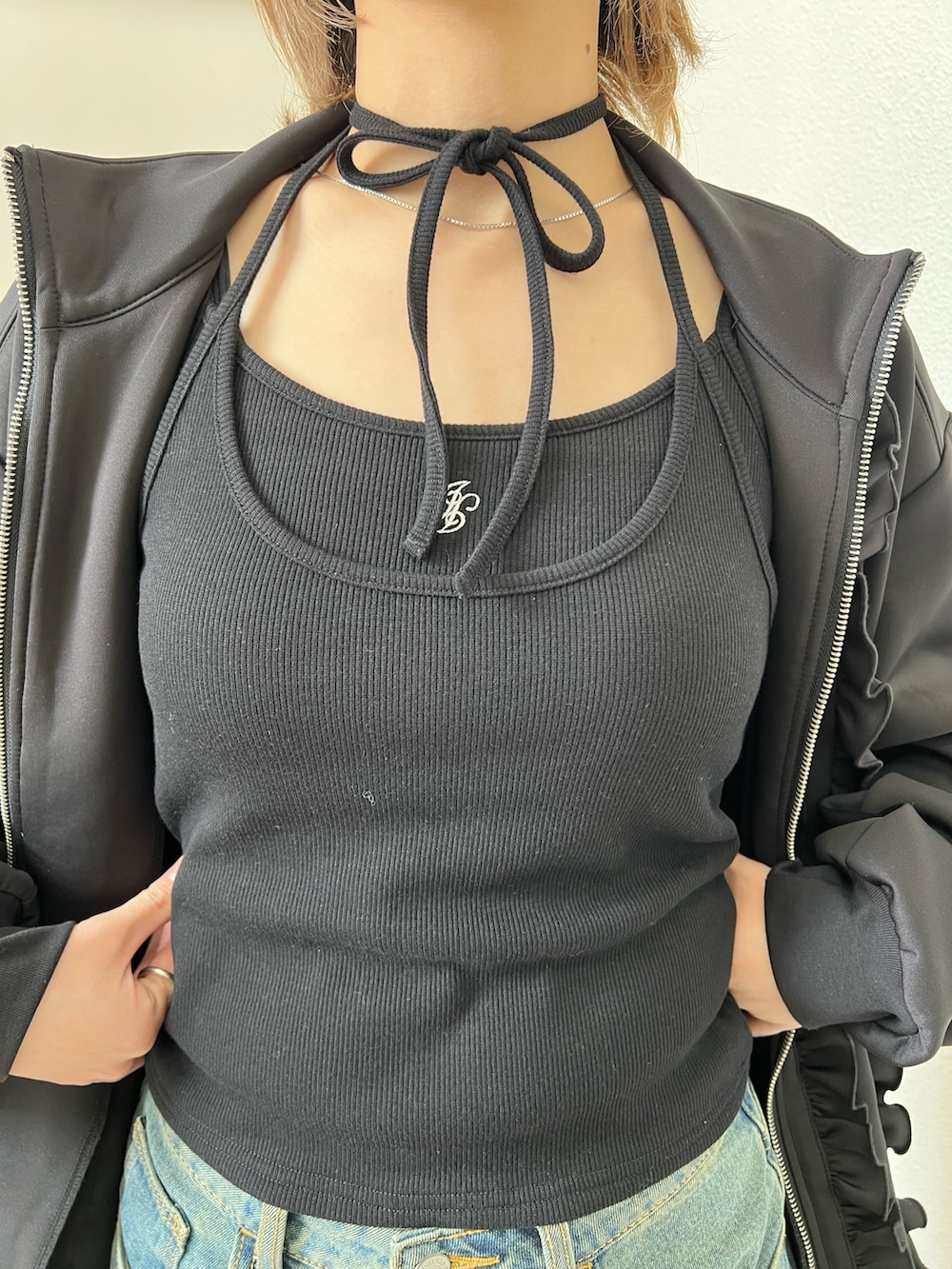 ブラック系のジャージ、ブラック系のキャミソールを着用したレディースの春コーディネートの8枚目の写真