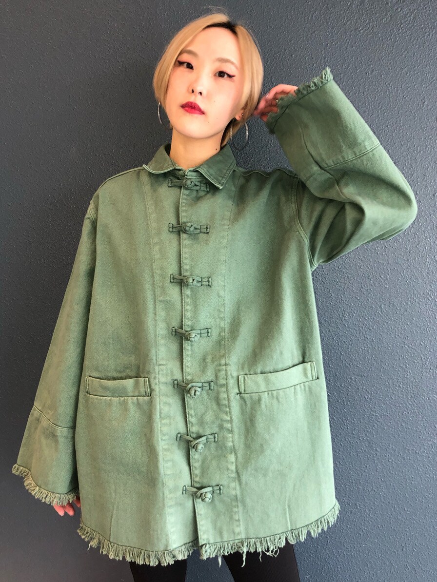 ベージュ系のデニムジャケット、ブラック系のその他パンツ、ホワイト系のTシャツ/カットソーを着用したレディースの春コーディネートの3枚目の写真