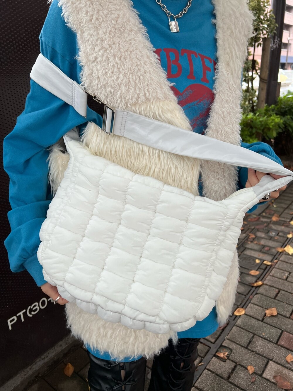 ブルー系のTシャツ/カットソー、ホワイト系のベスト、ホワイト系のハンドバッグを着用したレディースの冬コーディネートの9枚目の写真