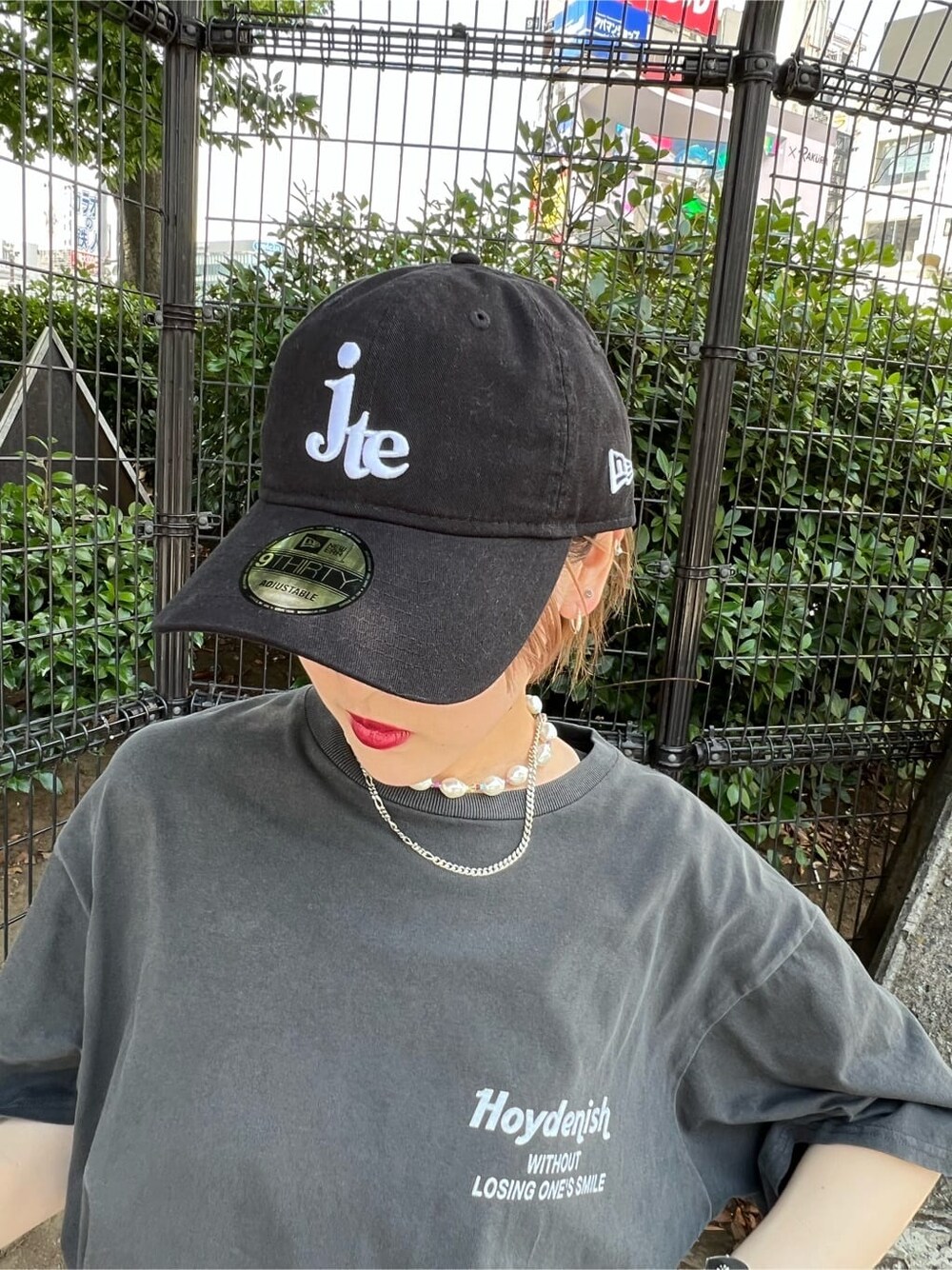 ホワイト系のスカート、イエロー系のボストンバッグ、ブラック系のTシャツ/カットソーを着用したレディースの夏コーディネートの7枚目の写真