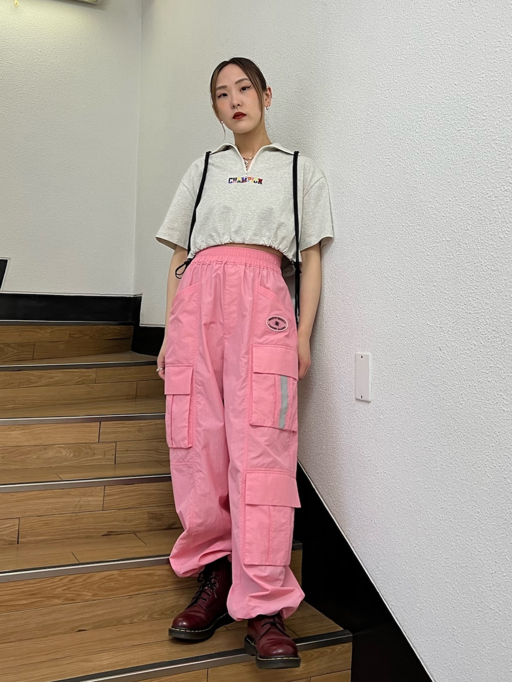 グレー系のTシャツ/カットソー、ピンク系のカーゴパンツ、ホワイト系のエコバッグ/サブバッグを着用したレディースの春コーディネートの6枚目の写真