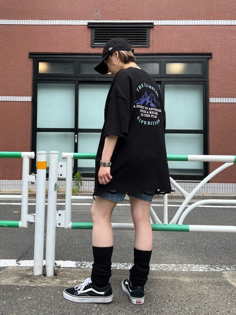 ブルー系のデニムパンツ、ブラック系のTシャツ/カットソー、シルバー系のブレスレットを着用したレディースの夏コーディネートの2枚目の写真