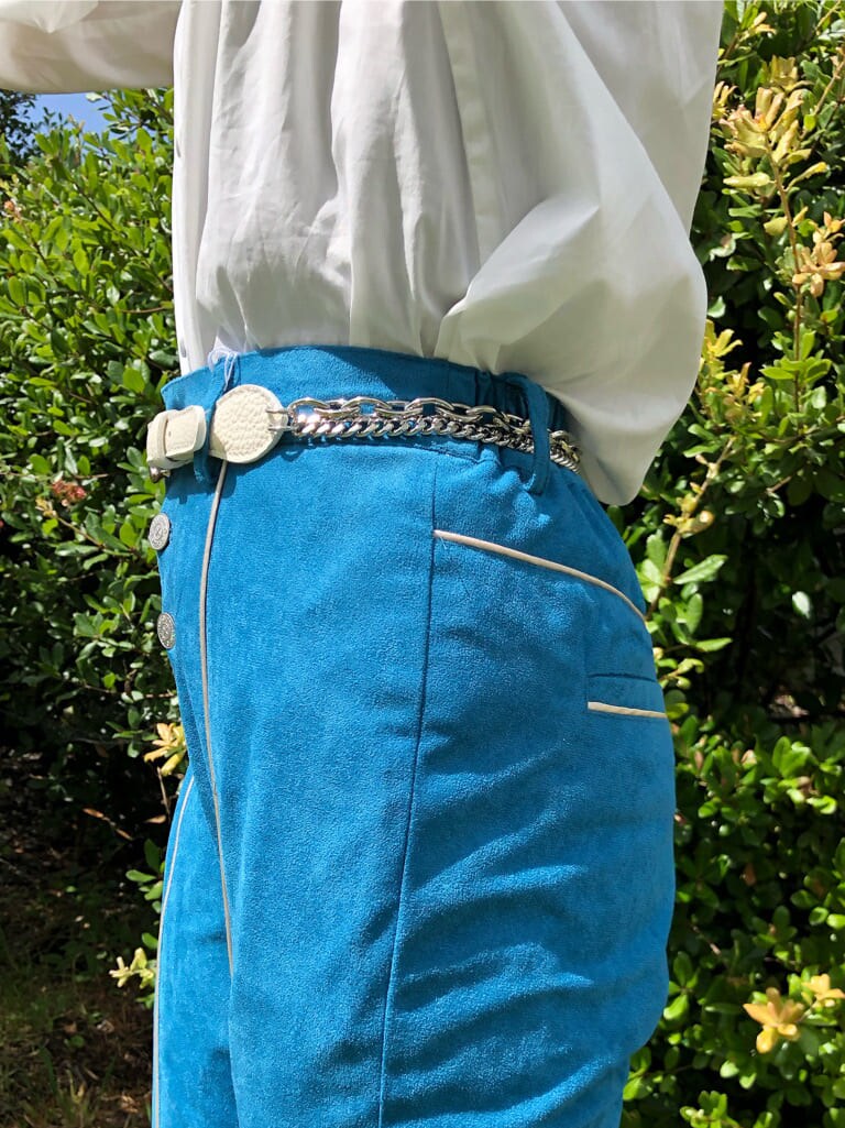 ブラック系のブーツ、ホワイト系のシャツ/ブラウス、ホワイト系のダウンジャケット/コートを着用したレディースの夏コーディネートの8枚目の写真