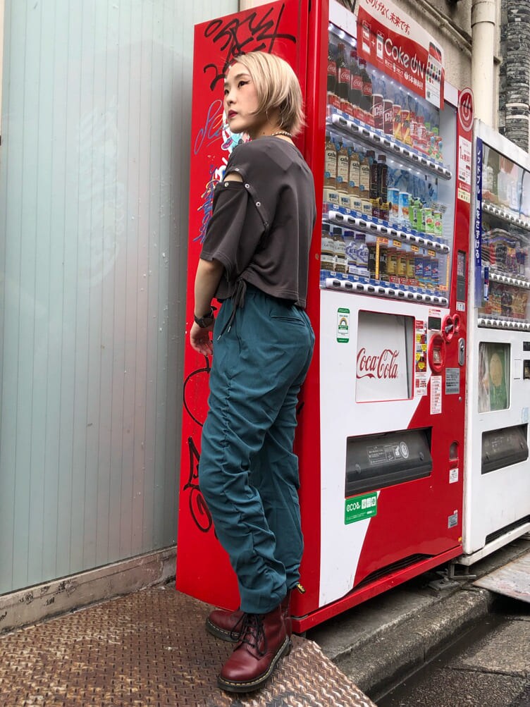 ブラック系のTシャツ/カットソー、ブラック系のキャミソール、ブルー系のその他パンツを着用したレディースの夏コーディネートの2枚目の写真