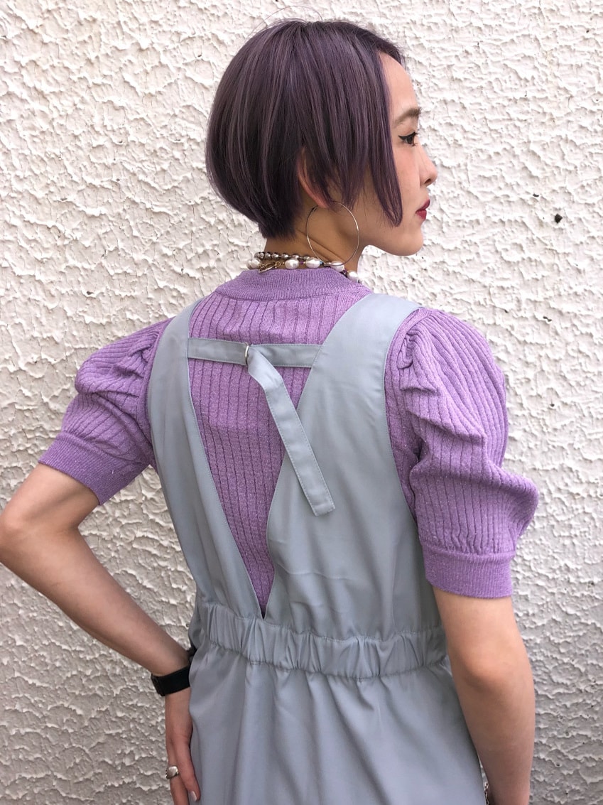 その他のローファー、ブルー系のワンピース、パープル系のニット/セーターを着用したレディースの春コーディネートの6枚目の写真