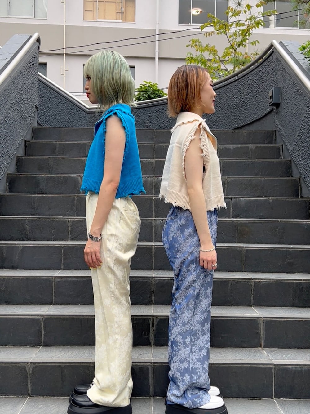 ホワイト系のその他シューズ、ホワイト系のベスト、ブルー系のスラックスを着用したレディースの秋コーディネートの3枚目の写真