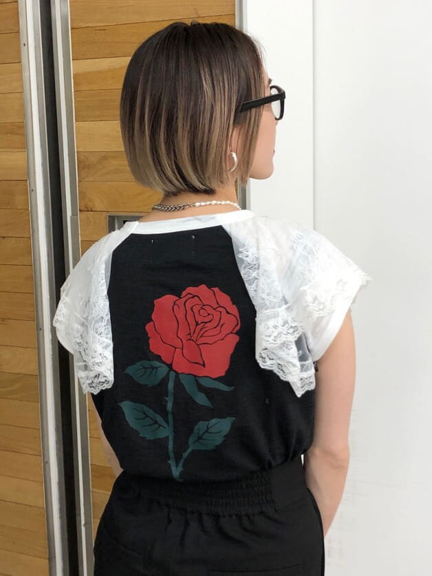 ブラック系のTシャツ/カットソー、ブラック系のハンドバッグ、ブラック系のその他パンツを着用したレディースの夏コーディネートの7枚目の写真