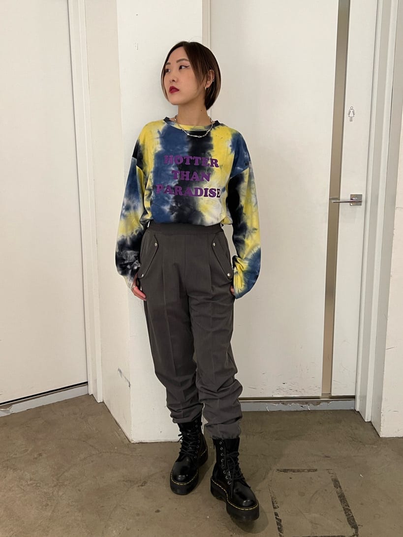 ブラック系のブーツ、ブルー系のTシャツ/カットソー、グレー系のその他パンツを着用したレディースの夏コーディネートの4枚目の写真