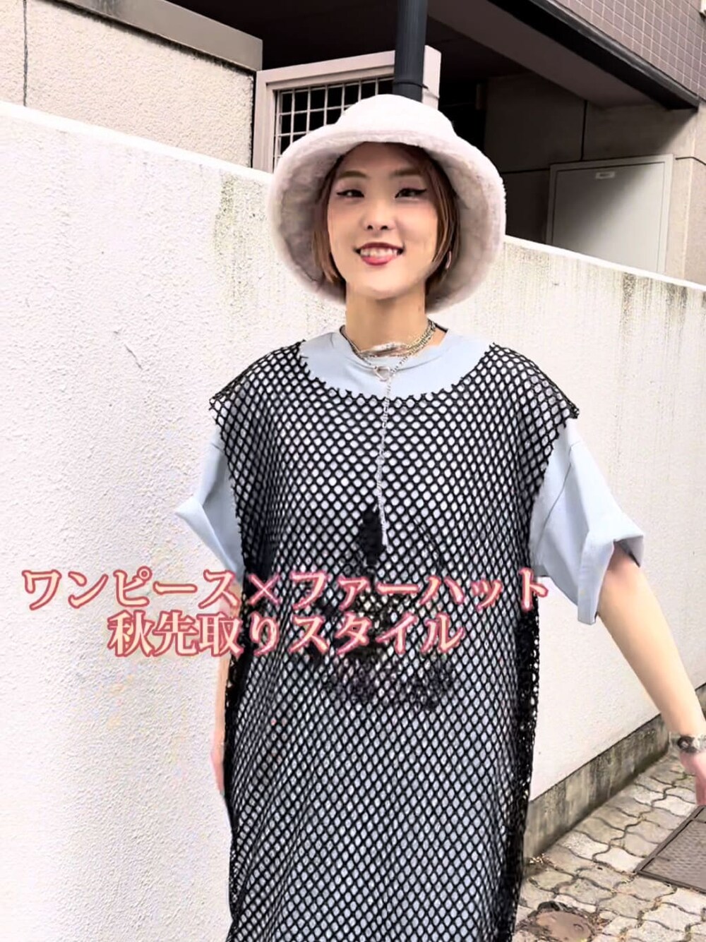 ブルー系のワンピース、ブラック系のワンピース、シルバー系のネックレスを着用したレディースの夏コーディネートの4枚目の写真