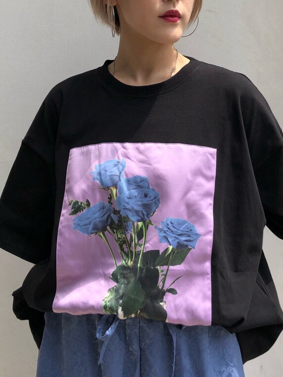 ブルー系のその他パンツ、ブラック系のブーツ、ブラック系のTシャツ/カットソーを着用したレディースの夏コーディネートの4枚目の写真