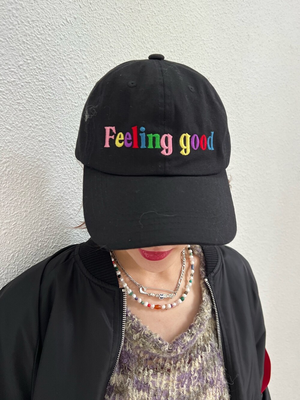 ブラック系のその他パンツ、ブラック系のニット/セーター、ブラック系のブーツを着用したレディースの冬コーディネートの10枚目の写真