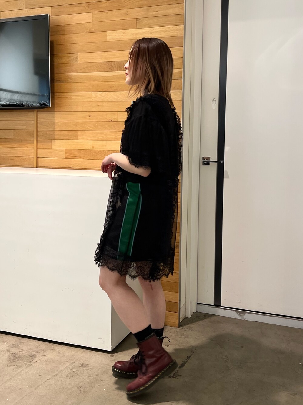 ブラック系のワンピース、ブラック系のスカートを着用したレディースの春コーディネートの2枚目の写真