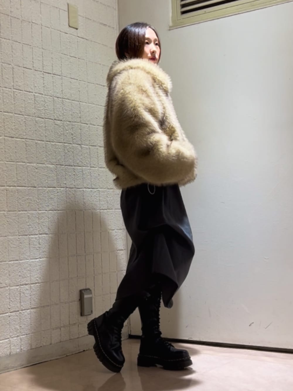 ベージュ系のその他アウター、グレー系のワンピース、ブラック系のブーツを着用したレディースの秋コーディネートの2枚目の写真