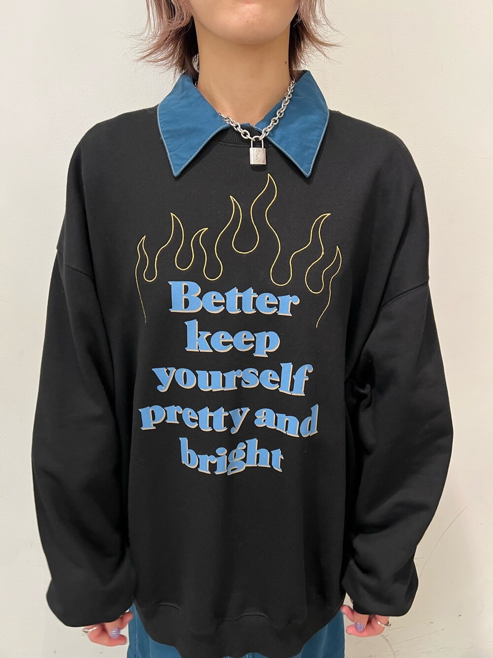 ブラック系のTシャツ/カットソー、ブルー系のワンピースを着用したレディースの冬コーディネートの7枚目の写真