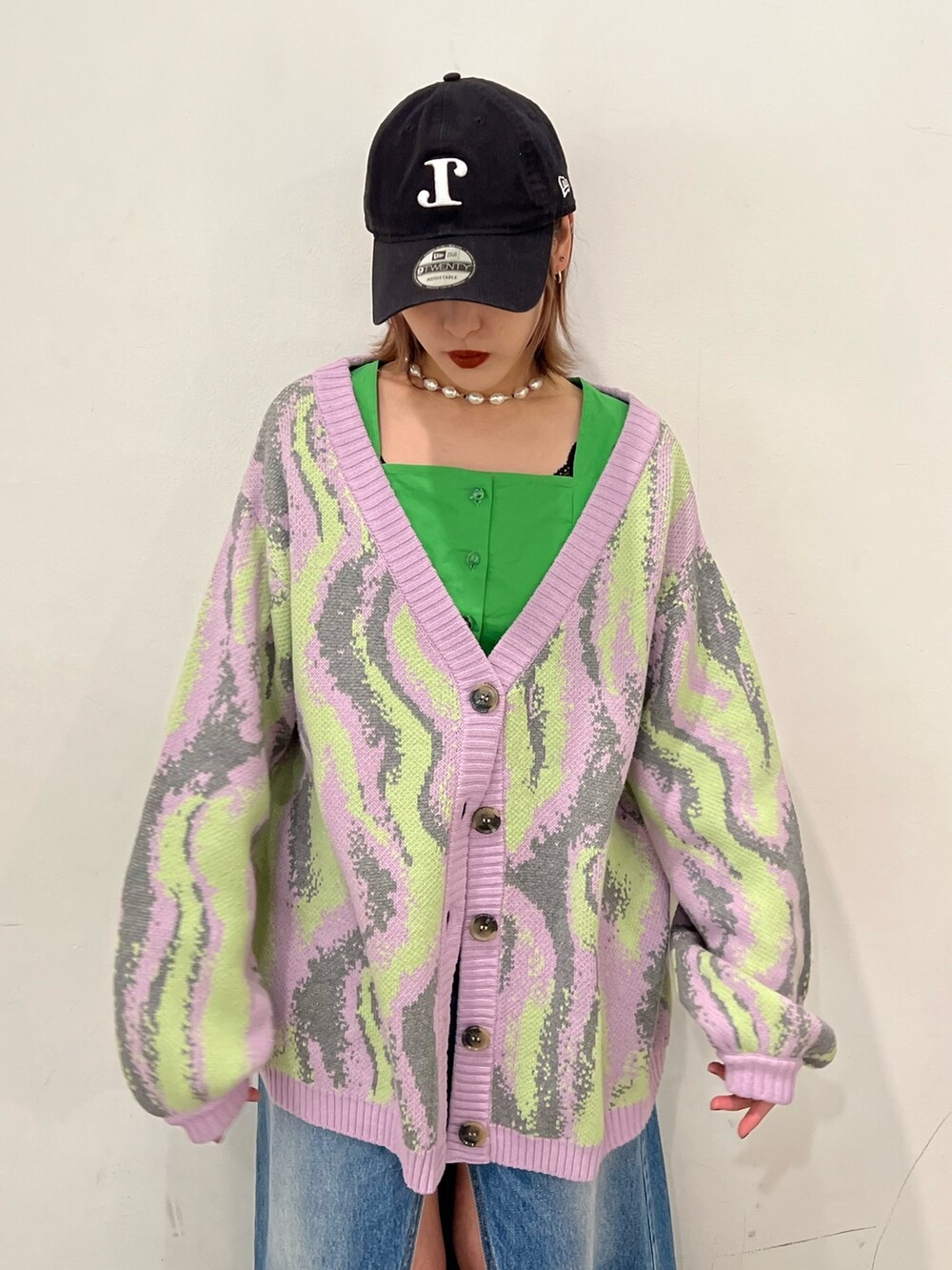 グリーン系のシャツ/ブラウス、パープル系のカーディガン/ボレロ、ブルー系のスカートを着用したレディースの冬コーディネートの5枚目の写真