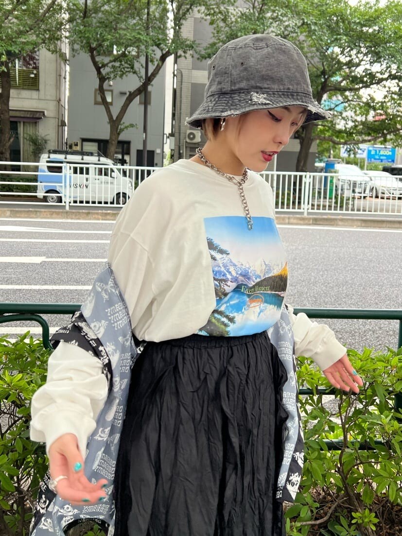 ブラック系のワンピース、ホワイト系のTシャツ/カットソー、グリーン系のキャミソールを着用したレディースの秋コーディネートの5枚目の写真