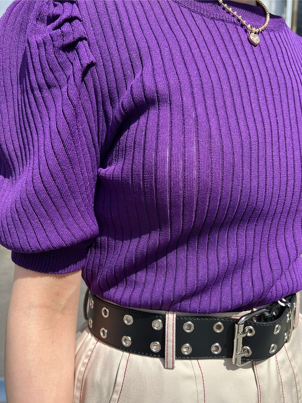 ホワイト系のスラックス、ホワイト系のその他シューズ、ホワイト系のキャミソールを着用したレディースの春コーディネートの7枚目の写真