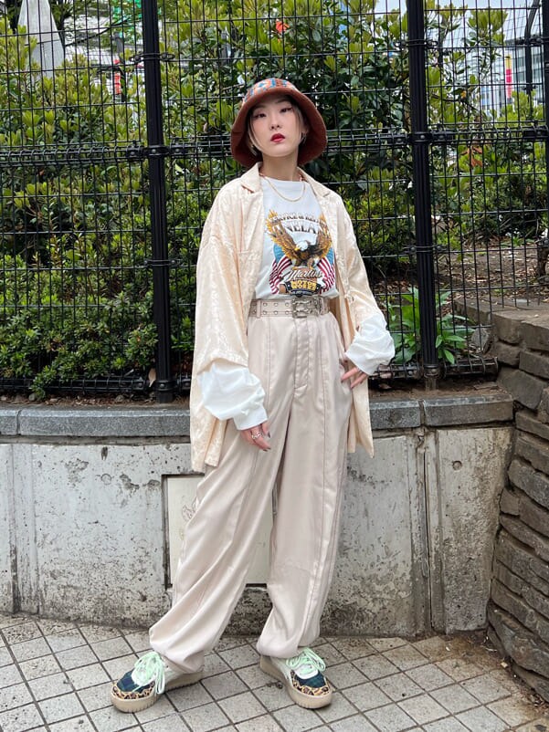 ホワイト系のスラックス、ホワイト系のシャツ/ブラウス、ホワイト系のTシャツ/カットソーを着用したレディースの春コーディネートの2枚目の写真